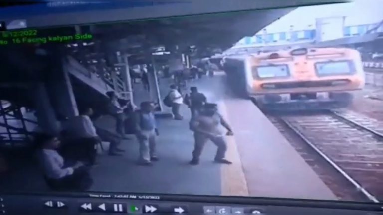 India, un uomo sta per essere travolto da un treno, poliziotto eroe gli salva la vita