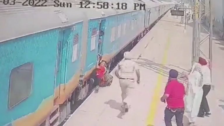 India, un uomo viene trascinato via da un treno in corsa: eroe gli salva la vita