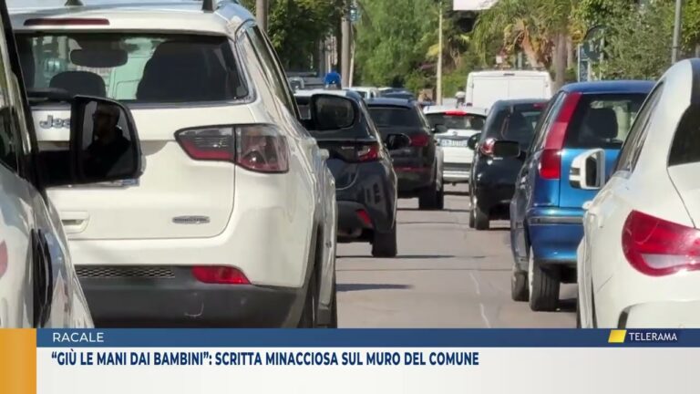 “Giù le mani dai bambini”: scritta minacciosa sul muro del Comune