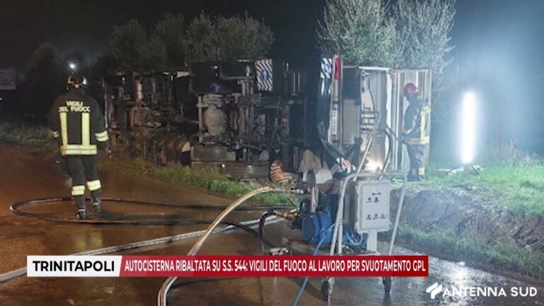 28 NOVEMBRE 2025 – TRINITAPOLI: AUTOCISTERNA RIBALTATA SU S.S.  544, VIGILI DEL FUOCO AL LAVORO