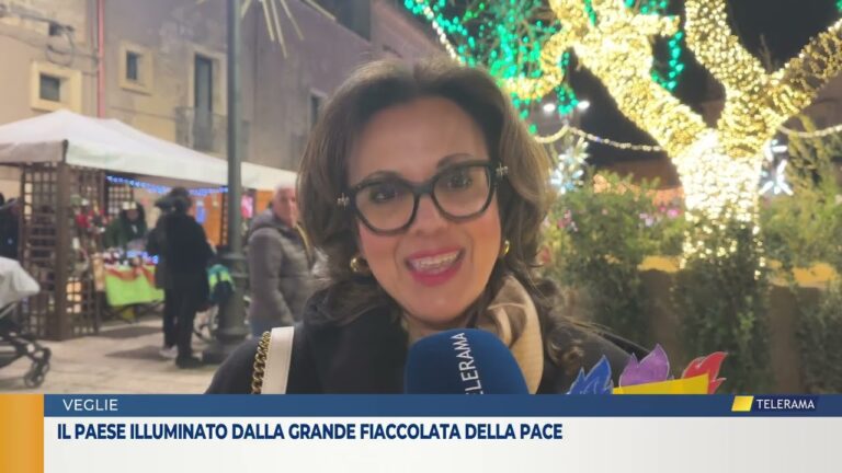 Il paese illuminato dalla grande Fiaccolata della Pace