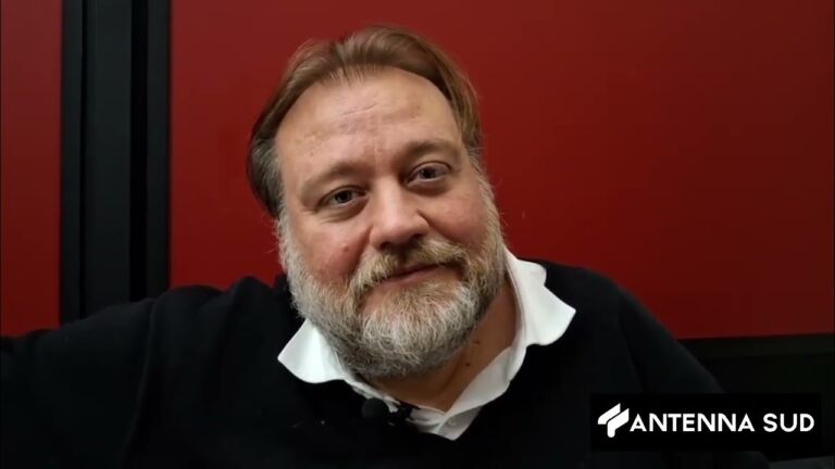 13 DICEMBRE 2025 | TEATRO, STEFANO FRESI A TARANTO: “FABRIZIO DE ANDRÈ ANDREBBE STUDIATO A SCUOLA”