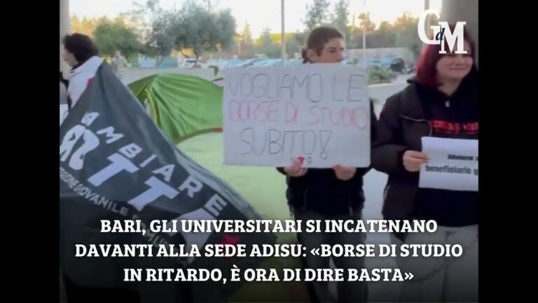 Bari, universitari si incatenano davanti alla sede Adisu: «Borse di studio in ritardo»