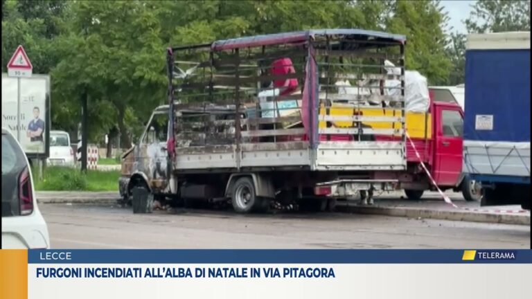 Furgoni incendiati all’alba di Natale in via Pitagora