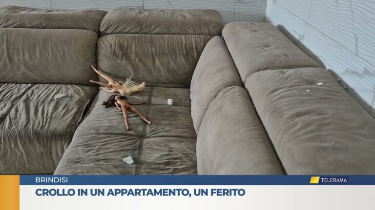 Crollo parete in un appartamento, un ferito