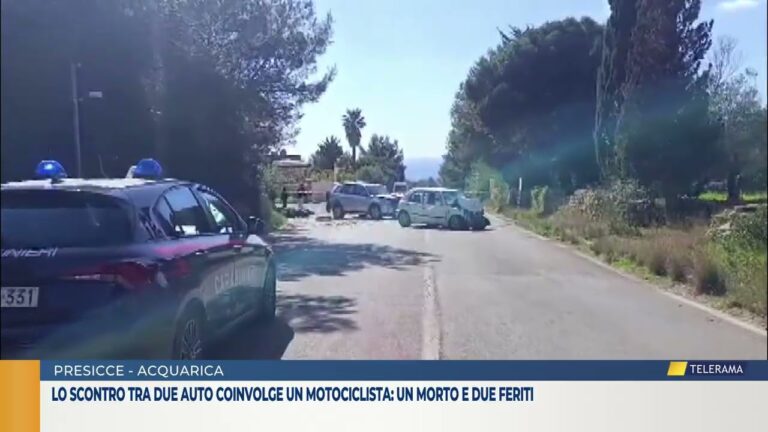 Lo scontro tra due auto coinvolge un motociclista: un morto e due feriti