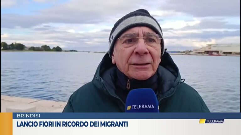 Lancio fiori in ricordo dei migranti