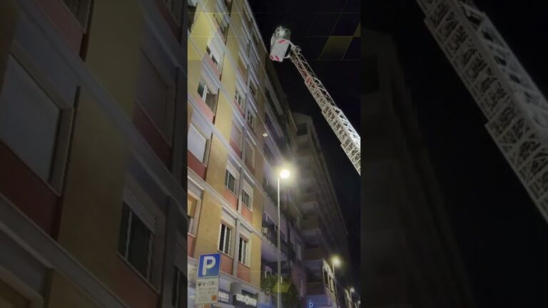 Momenti di tensione a Lecce, cadono alcuni calcinacci da un condominio in Piazza Mazzini