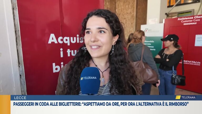 Passeggeri in coda alle biglietterie: “Aspettiamo da ore, per ora l’alternativa è il rimborso”