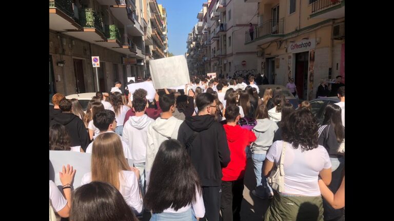 Bisceglie, corteo per ricordare Alicia (uccisa dalla caduta di un albero a 12 anni)