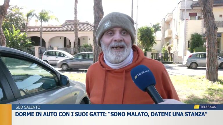 Dorme in auto con i suoi gatti: “Sono malato, datemi una stanza”