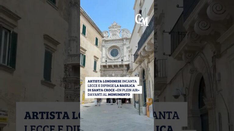 Artista londinese incanta #Lecce e dipinge la chiesa #SantaCroce en plein air davanti alla basilica