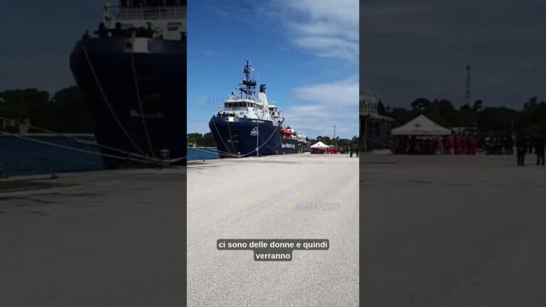 La Sea-Watch attracca a Brindisi.