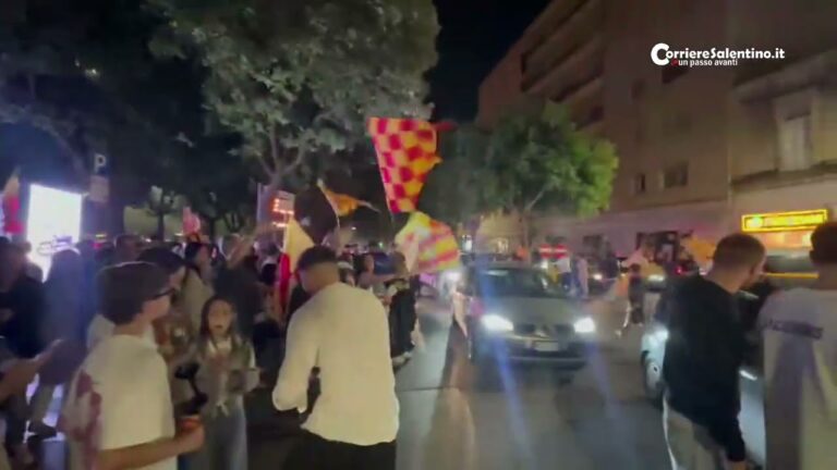 Il Lecce resta in serie A, la gioia dei tifosi in Piazza Mazzini