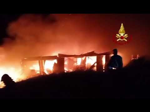 Specchiolla, incendio distrugge lido