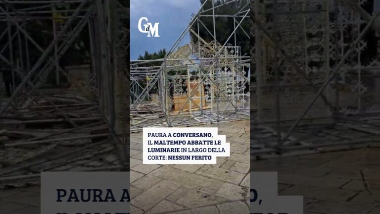 Paura a #Conversano, il #maltempo abbatte le luminarie in Largo della Corte: nessun ferito