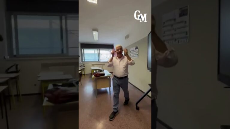 #Bari, al liceo Salvemini «O capitano, mio capitano!». Tributo degli #studenti al prof in #pensione