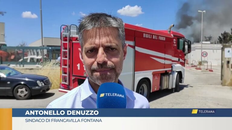 Grosso incendio in un deposito di rifiuti