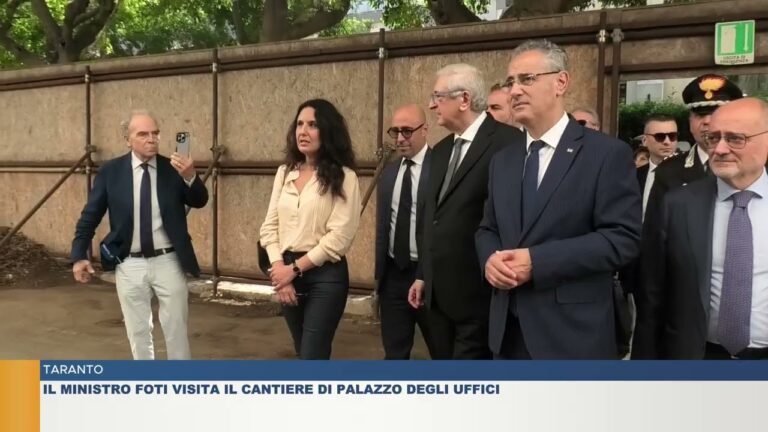TARANTO.  IL MINISTRO FOTI VISITA IL CANTIERE DI PALAZZO DEGLI UFFICI