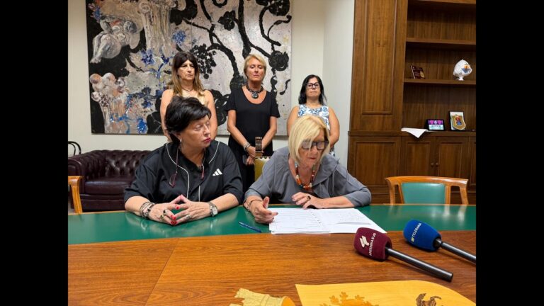Poli denuncia più di cento odiatori: “Mi hanno dato della ladra: lo dimostrino in tribunale”