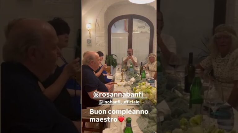 Lino Banfi compie 90 anni, la cena intima e la dedica del “fratello” Ronn Moss alla chitarra