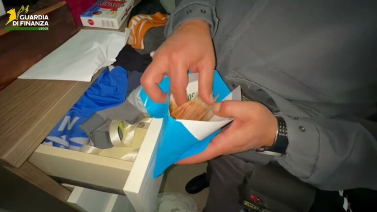 Blitz antidroga all’alba, sgominata rete di spaccio nel Basso Salento: scattano 12 arresti
